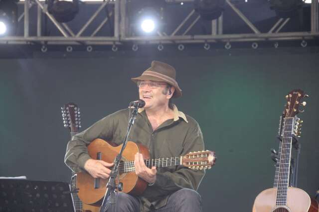 Almir Sater emociona em show histórico no Forte de Coimbra, às margens do Rio Paraguai