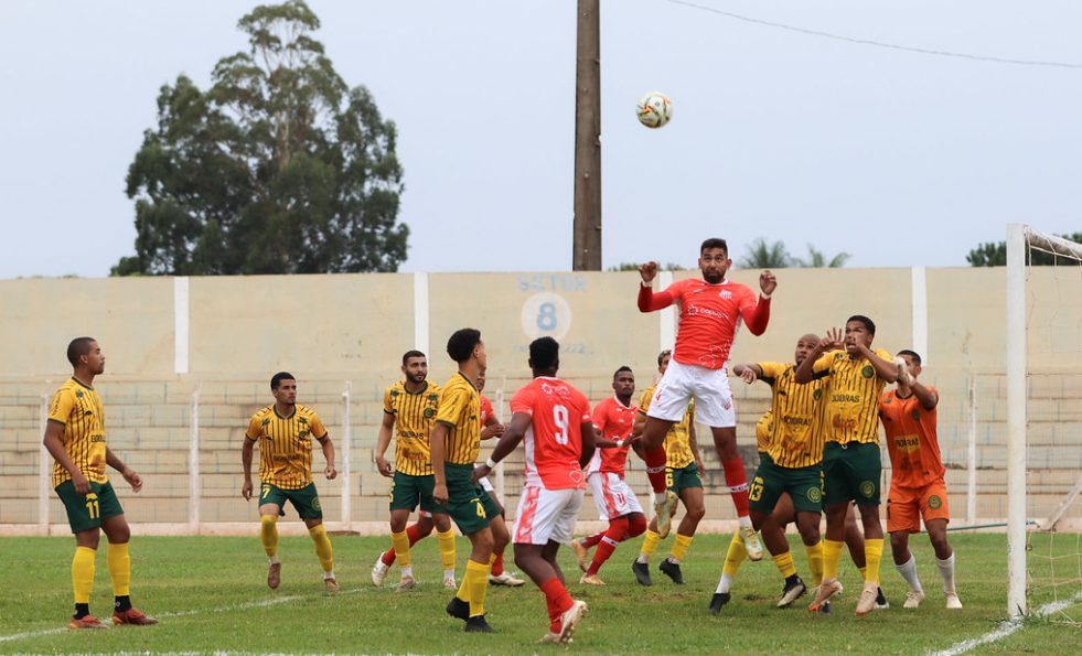 Comercial toma sufoco, mas vence SGO e chega na luta do Z2