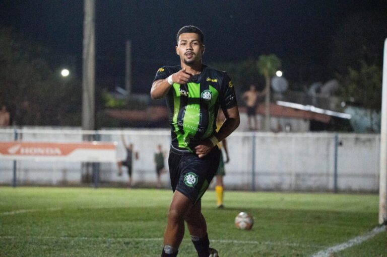 Esposa de Gustavo Silva, do CR Aquidauana, perde gestação um dia após homenagem do atleta em gol