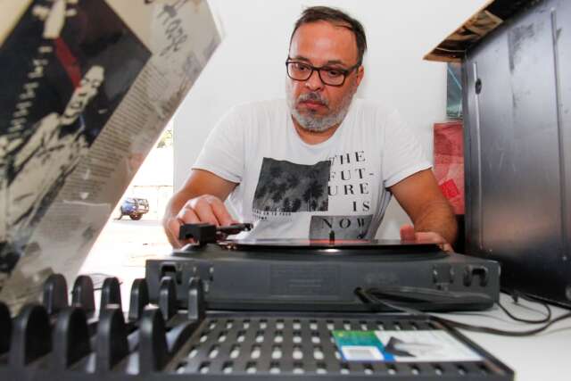 Ex-cozinheiro abre loja de vinil após câncer e ansiedade