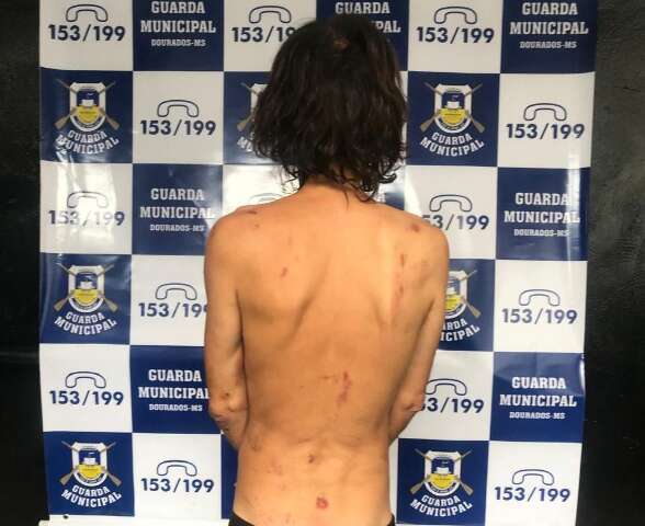 Homem urina em cadeira durante audiência após destruir UPA em Dourados