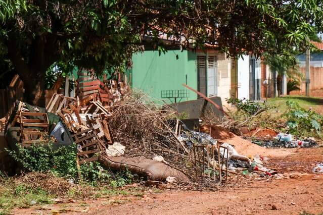 "Não é chuva que mata", alerta especialista sobre lixo na periferia